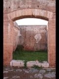 01468 ostia - regio ii - insula vi - casa dell'ercole bambino (ii,vi,3-4) - via della fontana - 2. raum von norden an der ostseite der casa - bli ri westen - 01-2024.jpg